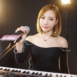 羞耻m字腿对镜自慰
