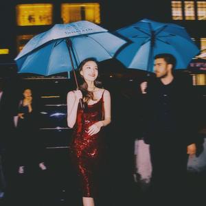 羞耻m字腿对镜自慰
